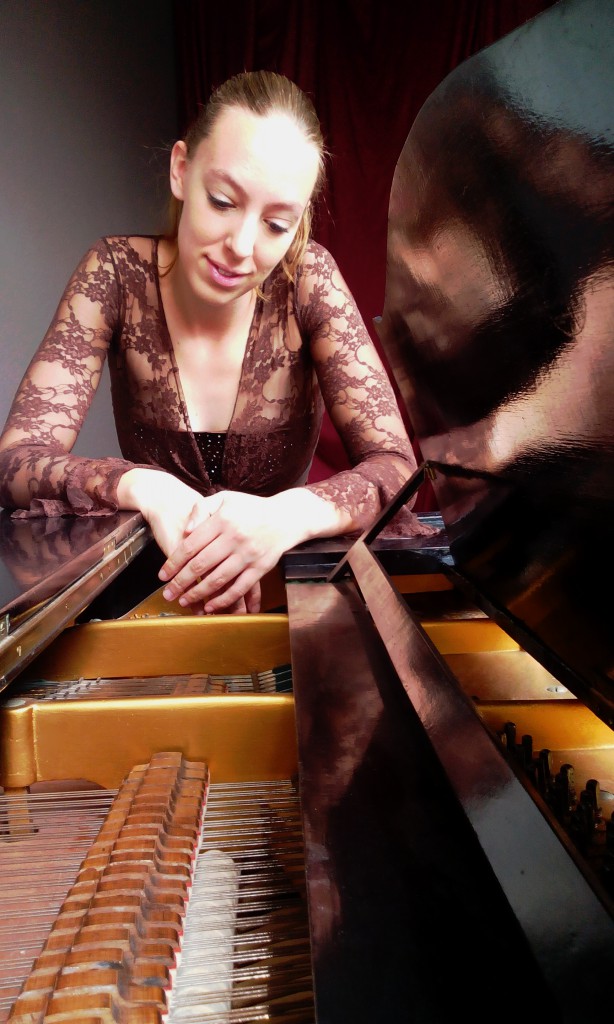 Nanke Flach, pianiste en pianodocente.